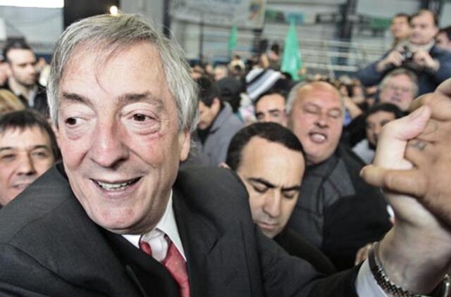 Mirė buvęs Argentinos prezidentas Nestoras Kiršneras