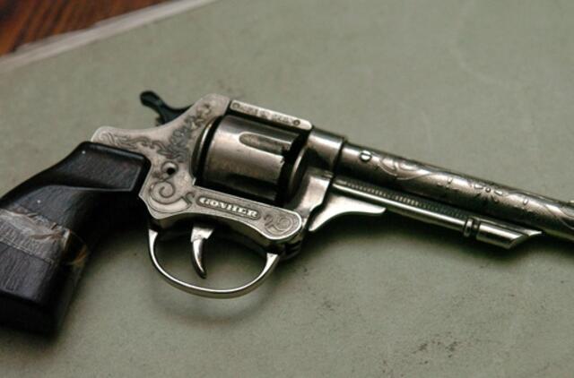 Paauglė į mokyklą atsinešė ginklą