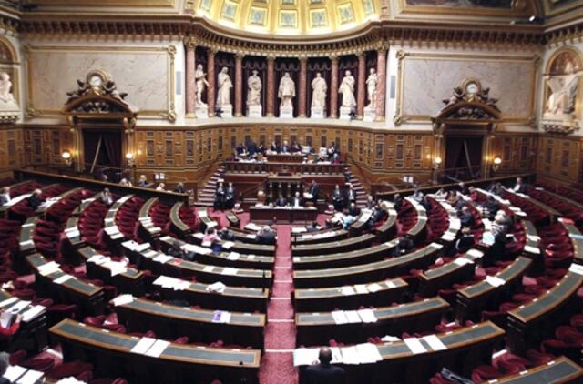 Prancūzijos valdžia patvirtino tautą papiktinusią pensijų reformą