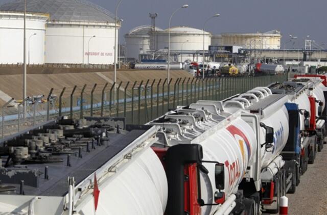 Protestai Prancūzijoje - naujos demonstracijos ir degalų stoka