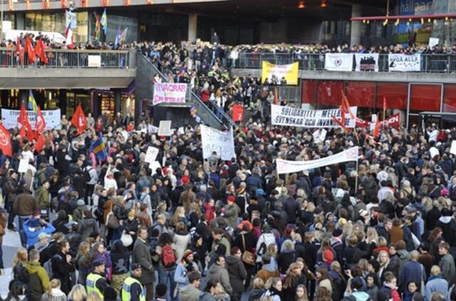 Tūkstančiai švedų Stokholme protestavo prieš rasizmą