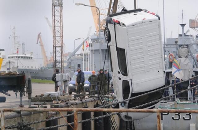 Uoste į vandenį įkrito automobilis