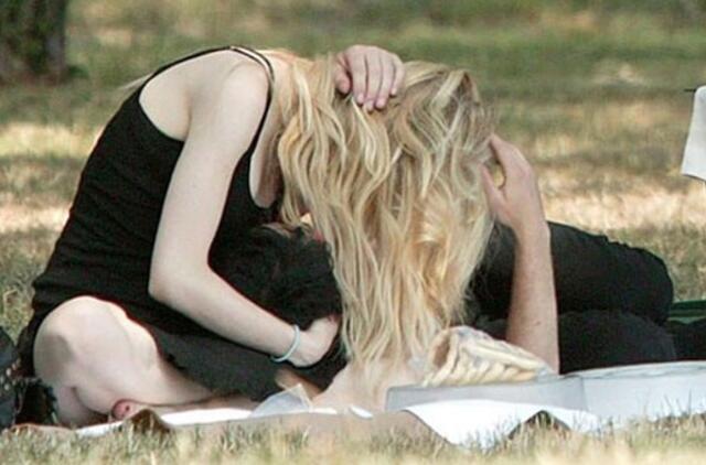 Už viešą lytinį aktą porelei skirta bauda