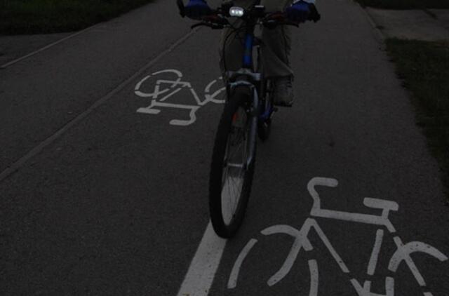 Vakare partrenkta neblaivi dviratininkė