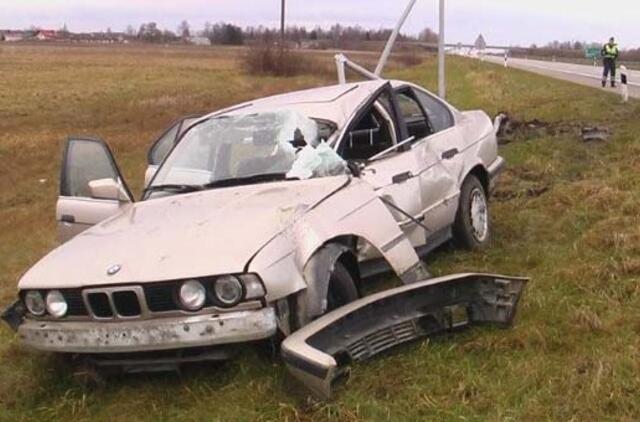 Automobilius nuo kelių nuvairavo į pievas