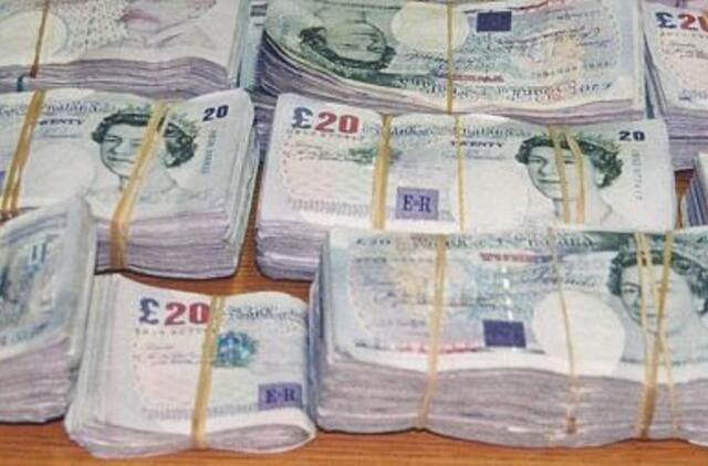 Britas ant automobilio stogo pamiršo 80 tūkst. svarų sterlingų