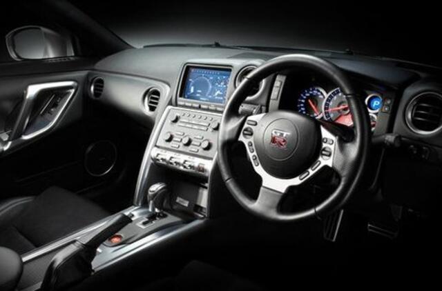 Europa prašo Lietuvos pašalinti kliūtis registruoti transporto priemones su vairu dešinėje pusėje