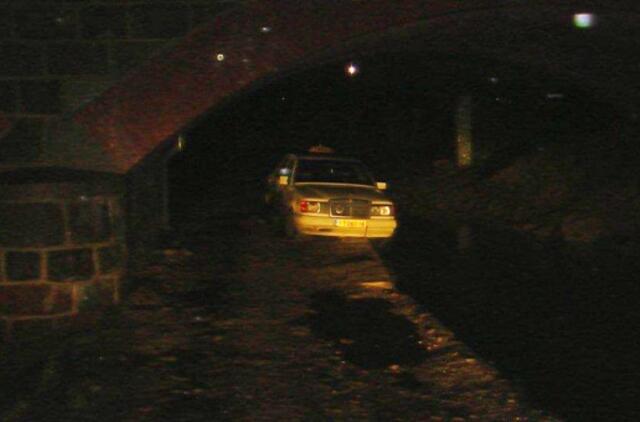 Girtas taksistas vos nenuvažiavo į upę