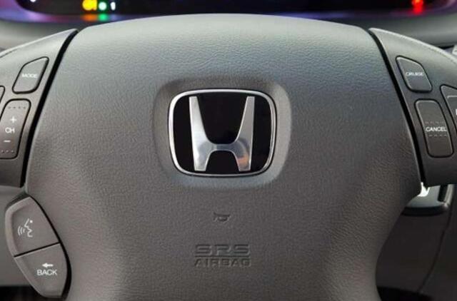 Hibridiniai "Honda Accord" atsidūrė po padidinamuoju ekspertų stiklu