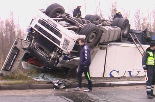 Iš perkėlos važiavusį vilkiką apvertė... mėsa