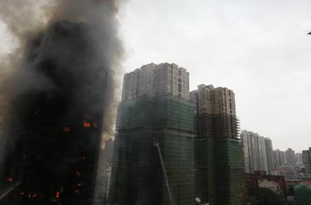 Per gaisrą dangoraižyje Šanchajuje mieste žuvo mažiausiai 42 žmonės