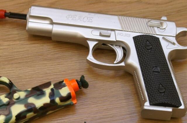 Plėšikas gatvėje grasino žaisliniu pistoletu