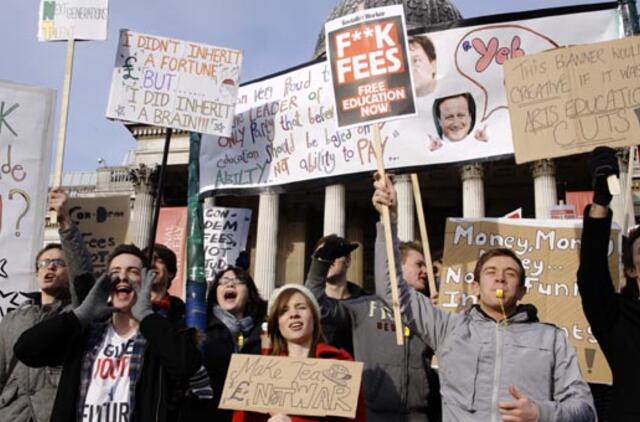 Studentai Londone protestuoja prieš mokesčio už mokslą didinimą