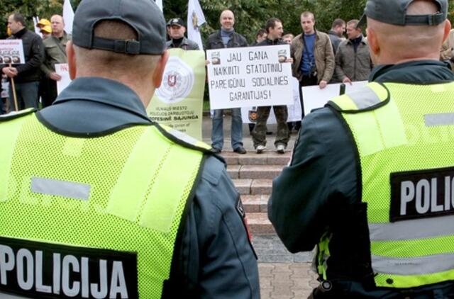 Sulaikomas vaikinas prieš pareigūnus mojavo kumščiais