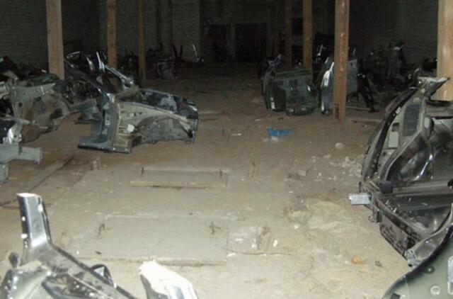 Vogti automobiliai buvo ardomi įmonės sandėliuose