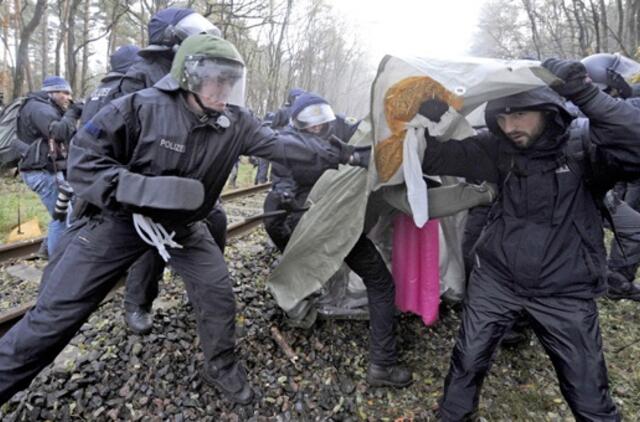 Vokiečių policija panaudojo jėgą prieš radioaktyvių medžiagų gabenimą protestuojančius aktyvistus