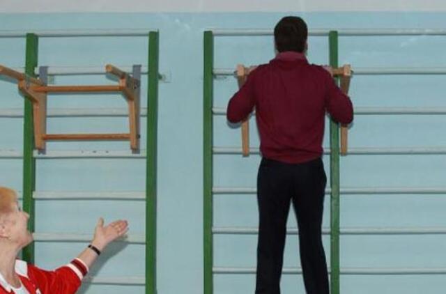 Dmitrijus Medvedevas taip pat nusprendė pademonstruoti savo raumenis