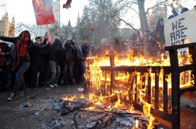 Londonas: per studentų protestus dėl mokesčių už studijas kilo riaušės