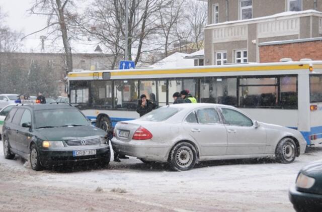 Miesto centre autobusui kelią pastojo mersedesas