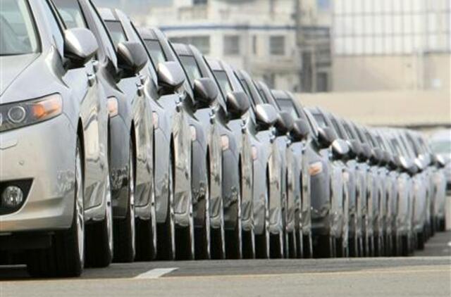 Naujų automobilių pardavimas Japonijoje sumažėjo beveik trečdaliu