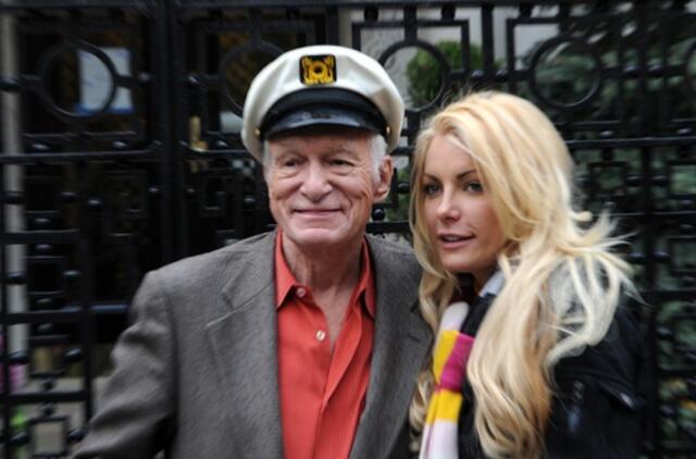 "Playboy" įkūrėjas Hugh Hefneris pasipiršo 60 metų jaunesnei savo draugei