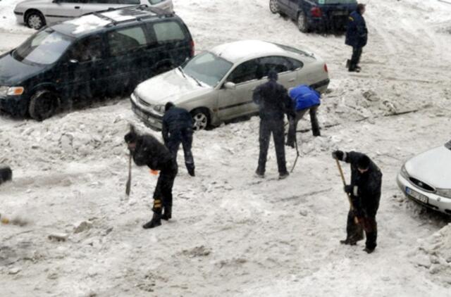Sniego apkasuose – klaipėdiečiai su kastuvais