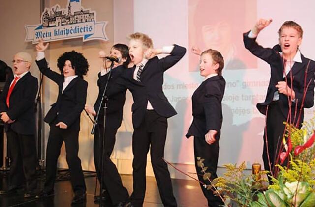 Speiguotą vakarą - prie optimizmo židinio