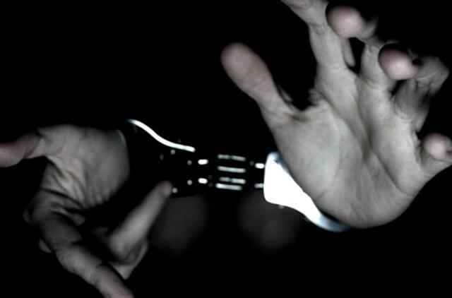 Sprukdamas parduotuvės plėšikas pateko po automobilio ratais