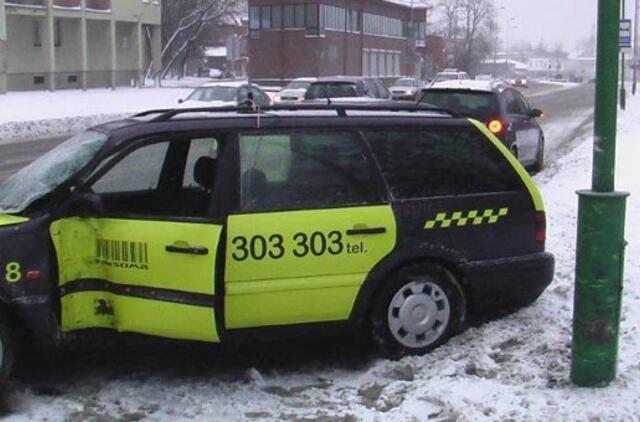 Taksi vairuotojas nesuvaldė automobilio