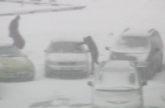 Vairuotojams: eismo sąlygos Lietuvoje sudėtingos