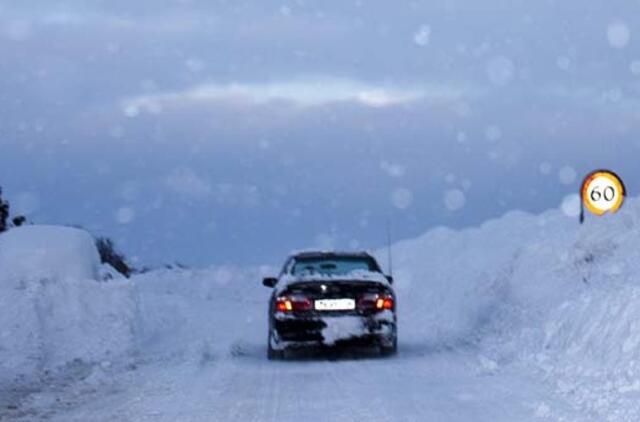 Vairuotojams: keliai Lietuvoje apsnigti