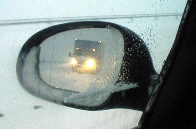 Vairuotojams: šalies keliai su provėžomis, slidūs