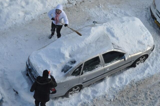 Vokietijoje galima sulaukti baudos nenusivalius sniego nuo mašinos