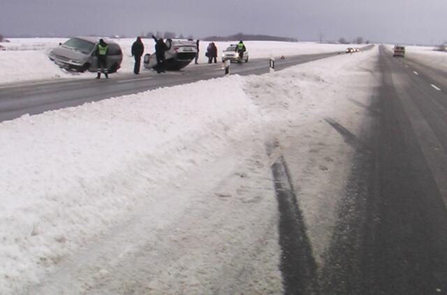 Ant stogo nučiuožė į eismo priešpriešą
