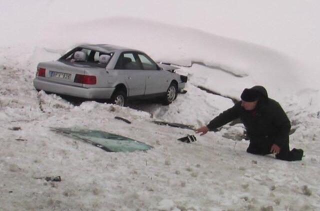 "Audi" paslydo ant sniego liežuvio