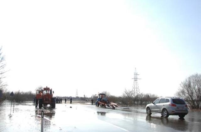 Dėl pakilusio vandens lygio Lietuvoje daugėja neišvažiuojamų kelių