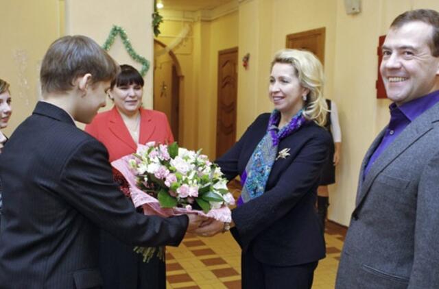 Dmitrijus Medvedevas pažadėjo milijoną dolerių našlaičių prieglaudai