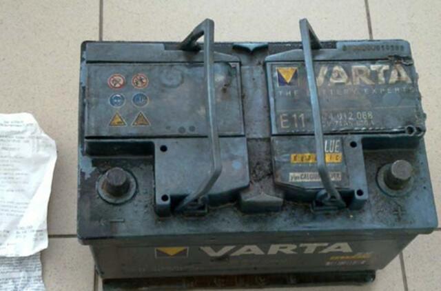 Girtas vyriškis į pasieniečius sviedė akumuliatorių