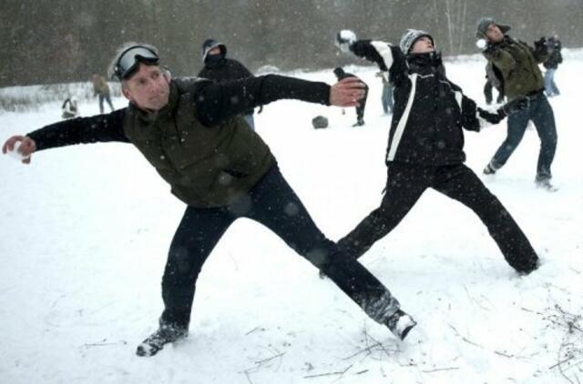 Į policininkę sniego gniūžtę paleidusiam britui - namų areštas