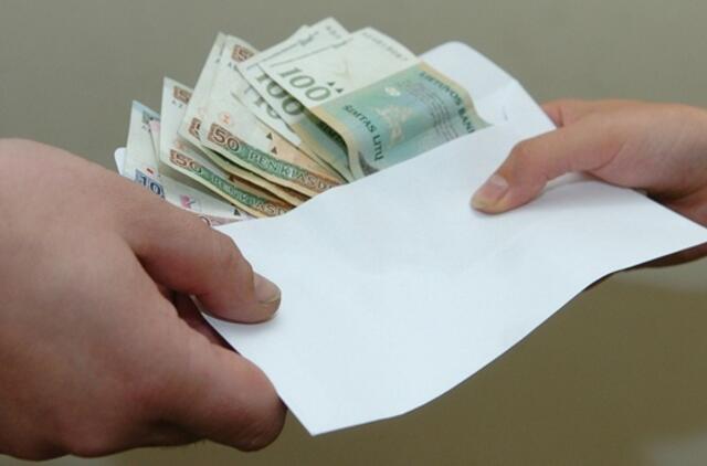 Inspektoriai užklupo algas "vokeliuose" mokančią įmonę