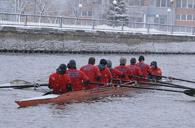 Irkluotojai Danėje lenktyniauja ir žiemą