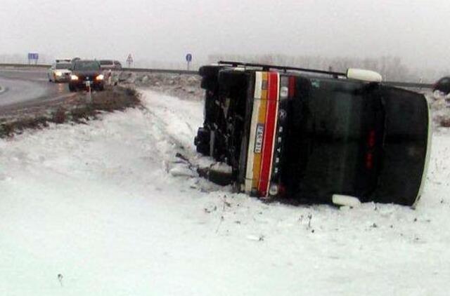 Keleivius vežęs autobusas vertėsi nuo kelio