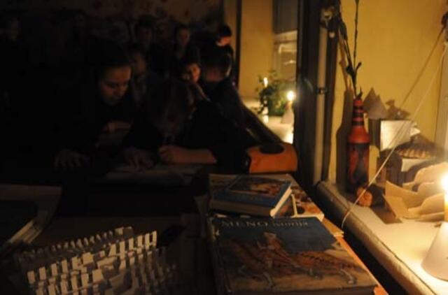 Mokyklų languose sužibo žvakių šviesa