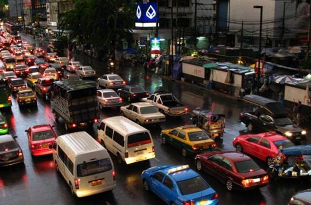 Pekine automobiliai važinės tik po žeme