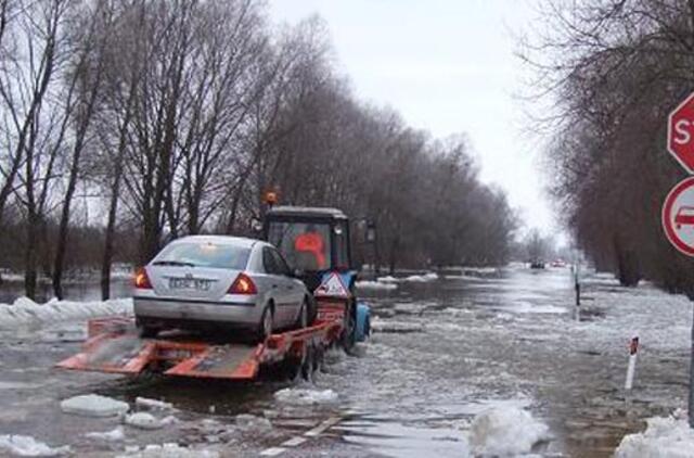 Potvynio vanduo pamaryje slūgsta