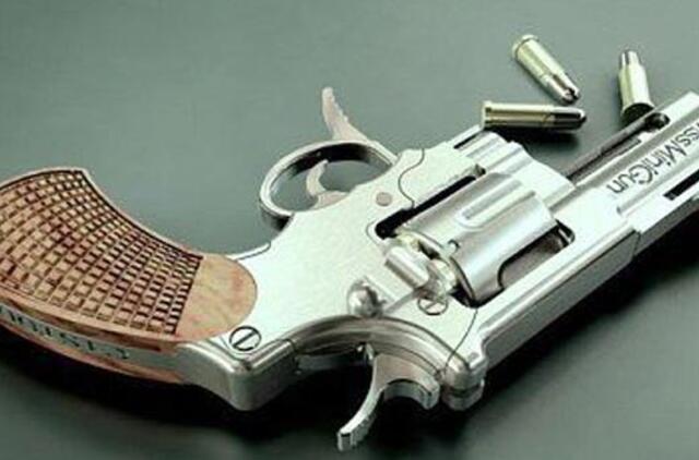 Prancūzijoje žurnalistai du kartus į keleivinį lėktuvą įsinešė pistoletą