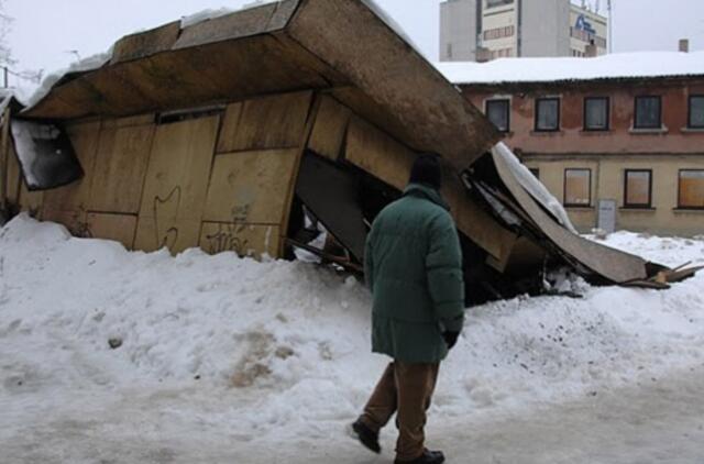 Sniego naštos neatlaikė statinys Sportininkų gatvėje