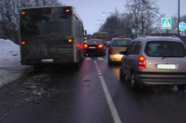 Vairuotojams: plikledis, bet keliai barstomi