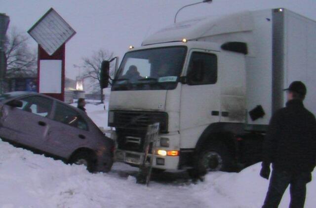 Vilkikas automobilį "užmetė" ant pusnies