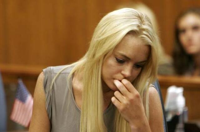 Amerikiečių aktoriukė Lindsay Lohan dėl papuošalų vagystės stos prieš teismą